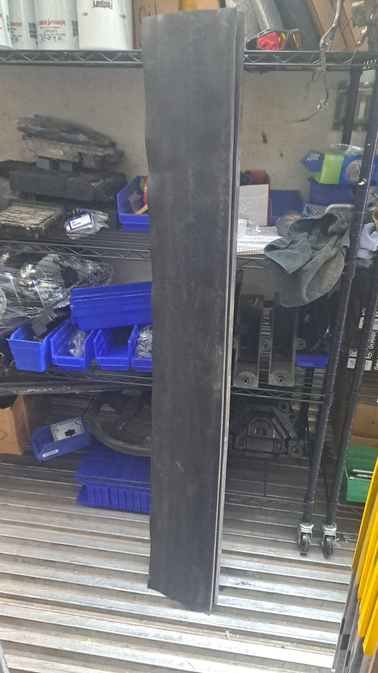 USED LOWER RUBBER EXTRUSION EXTENDER PETERBILT T3260321485